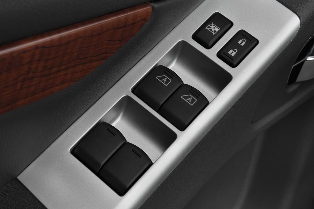 Nissan Pathfinder (Baujahr 2010) LE 5 Türen Bedienungselemente Tür