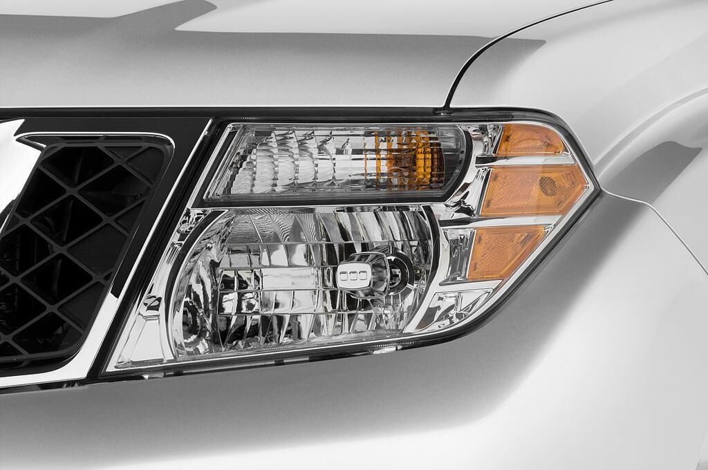 Nissan Pathfinder (Baujahr 2010) LE 5 Türen Scheinwerfer