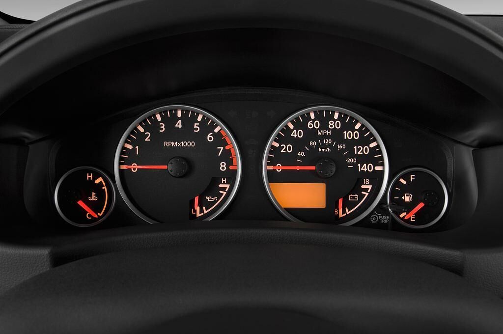 Nissan Pathfinder (Baujahr 2010) LE 5 Türen Tacho und Fahrerinstrumente