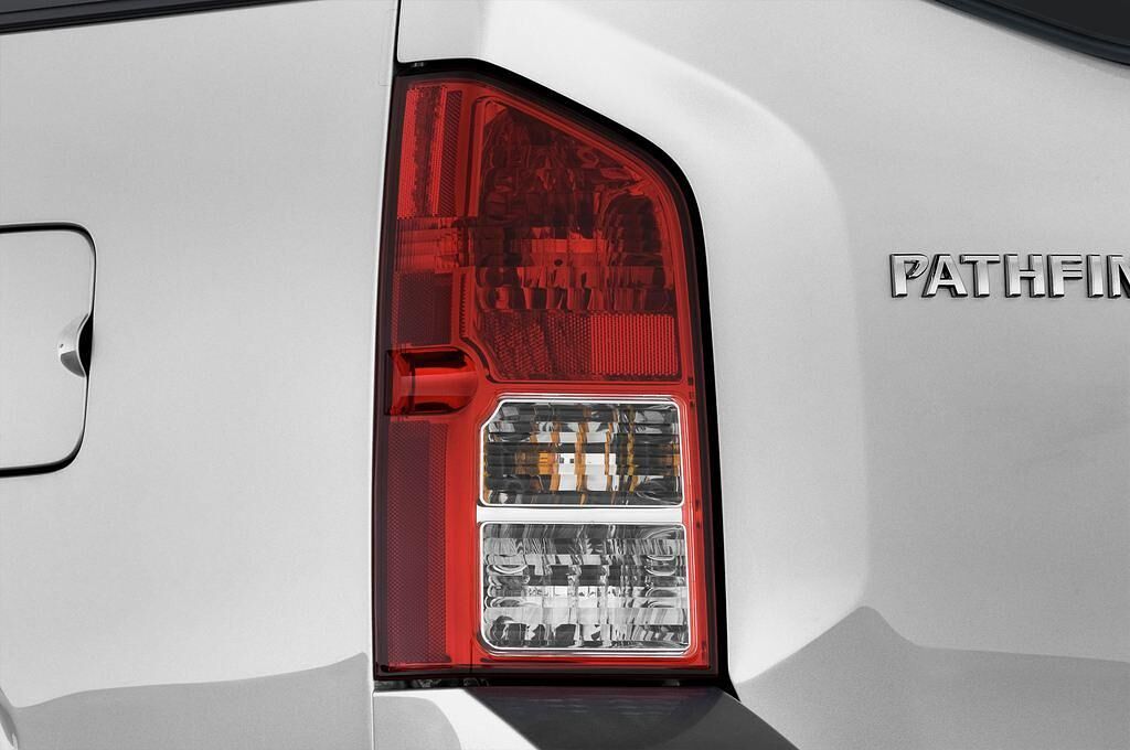 Nissan Pathfinder (Baujahr 2010) LE 5 Türen Rücklicht