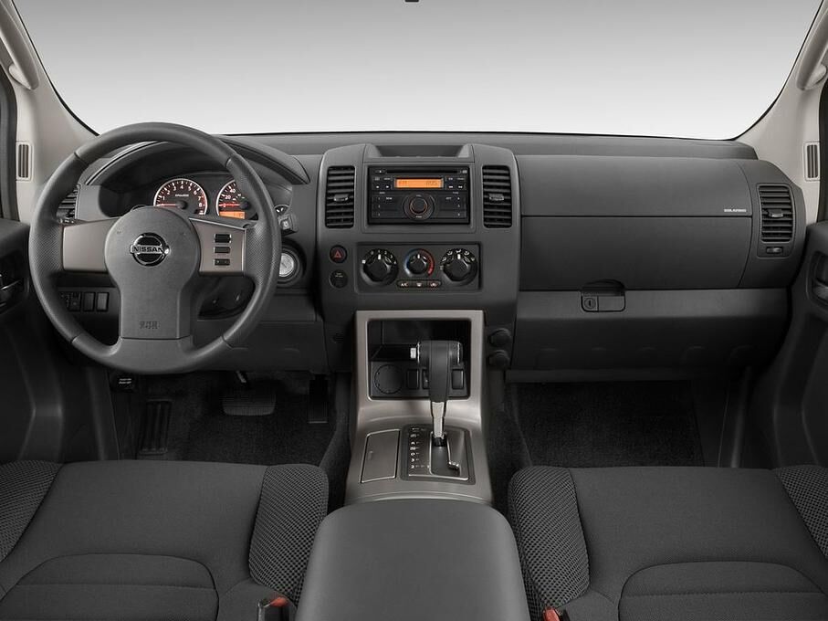 Nissan Pathfinder (Baujahr 2010) SE 5 Türen Cockpit und Innenraum