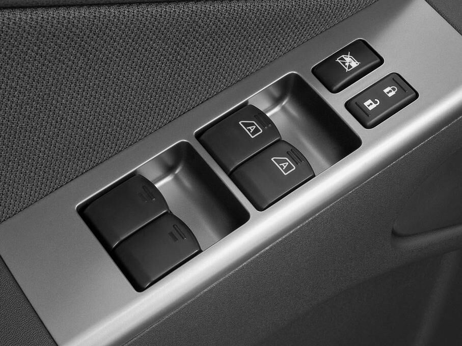 Nissan Pathfinder (Baujahr 2010) SE 5 Türen Bedienungselemente Tür