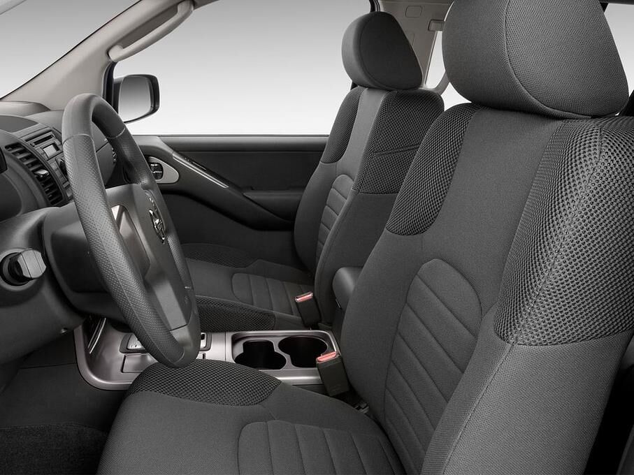 Nissan Pathfinder (Baujahr 2010) SE 5 Türen Vordersitze