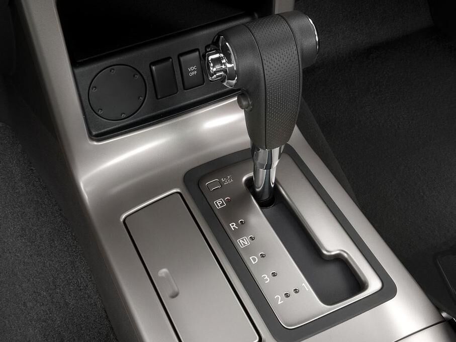 Nissan Pathfinder (Baujahr 2010) SE 5 Türen Schalthebel