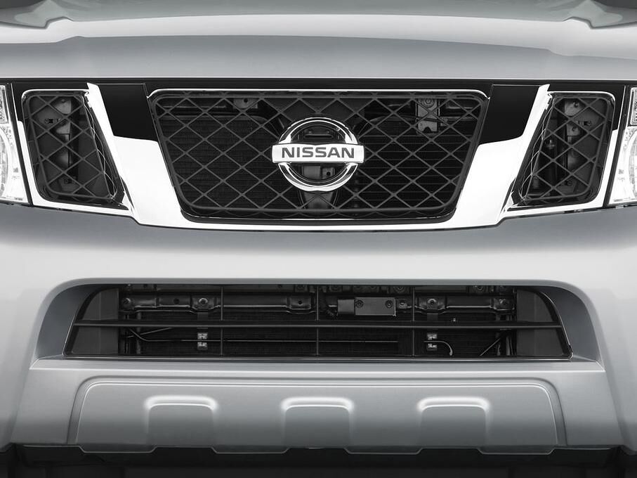Nissan Pathfinder (Baujahr 2010) SE 5 Türen Kühlergrill und Scheinwerfer