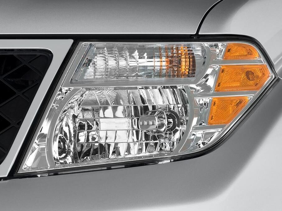 Nissan Pathfinder (Baujahr 2010) SE 5 Türen Scheinwerfer