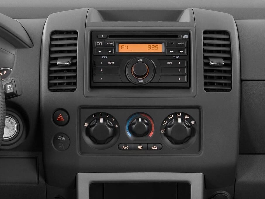 Nissan Pathfinder (Baujahr 2010) SE 5 Türen Mittelkonsole