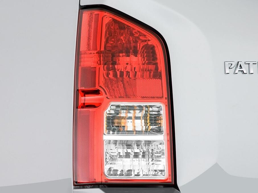 Nissan Pathfinder (Baujahr 2010) SE 5 Türen Rücklicht