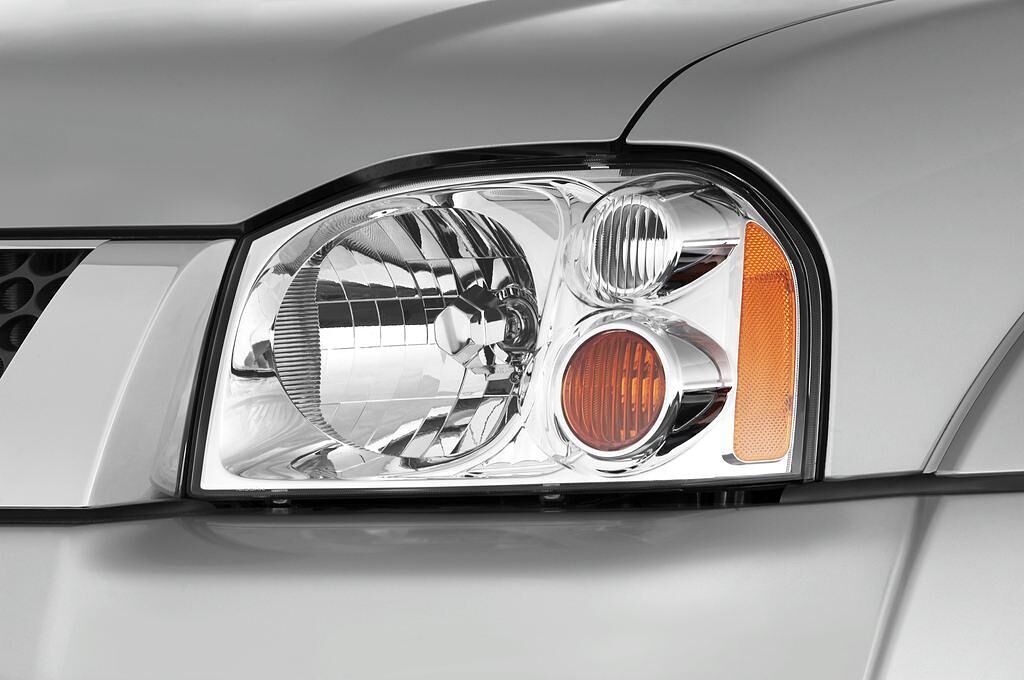 Nissan NP300 (Baujahr 2009) Bï¿½sico 2 Türen Scheinwerfer