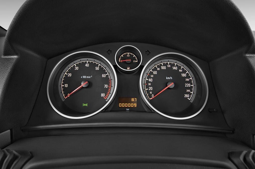 Opel Astra (Baujahr 2011) Endless Summer 2 Türen Tacho und Fahrerinstrumente