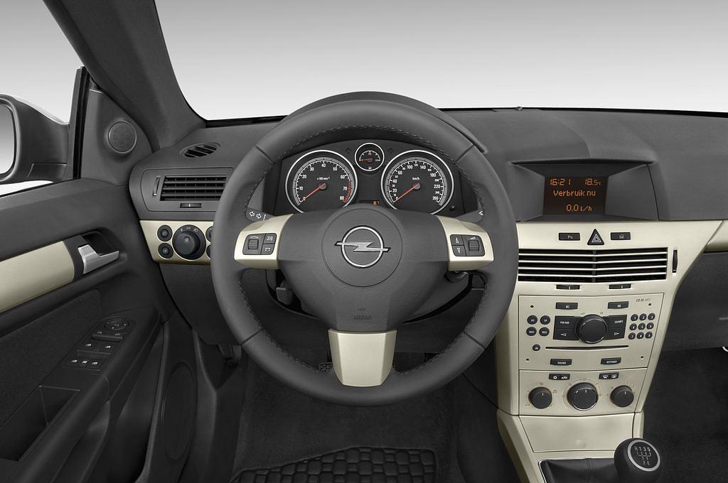 Opel Astra (Baujahr 2011) Endless Summer 2 Türen Lenkrad