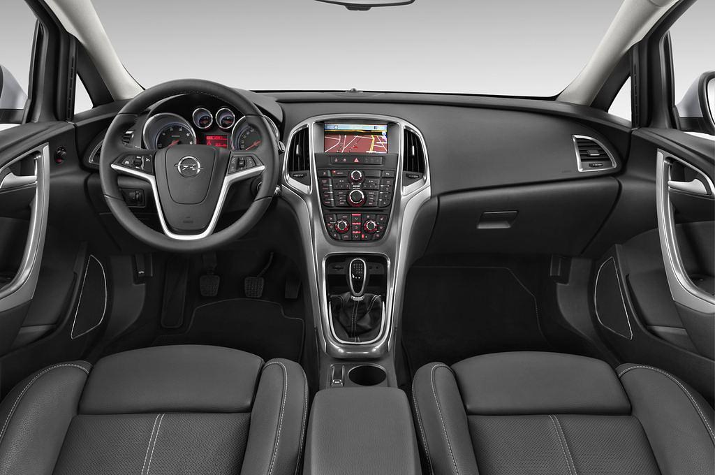 Opel Astra (Baujahr 2012) INNOVATION 5 Türen Cockpit und Innenraum