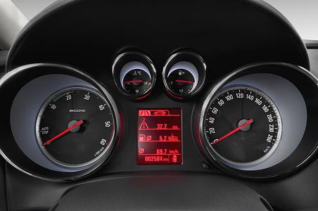 Opel Astra (Baujahr 2012) INNOVATION 5 Türen Tacho und Fahrerinstrumente