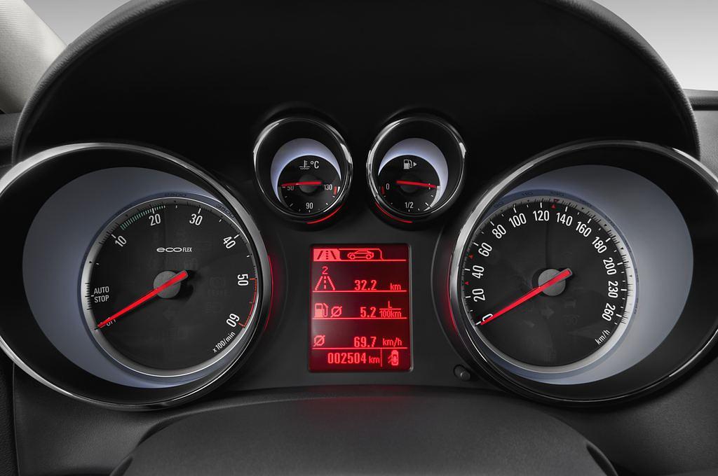 Opel Astra (Baujahr 2012) INNOVATION 5 Türen Tacho und Fahrerinstrumente