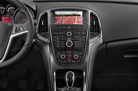 Opel Astra (Baujahr 2012) INNOVATION 5 Türen Mittelkonsole