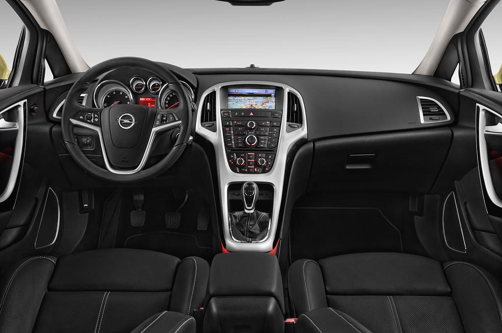 Opel Astra GTC (Baujahr 2013) INNOVATION 3 Türen Cockpit und Innenraum