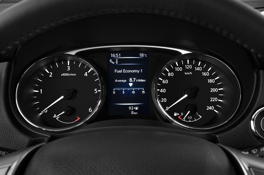 Nissan X-Trail (Baujahr 2014) Tekna 5 Türen Tacho und Fahrerinstrumente