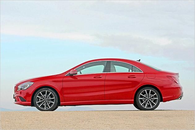 Das sanft abfallende Dach verleiht dem CLA den Coupé-Charakter