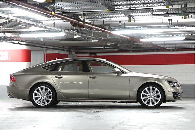 Klare Linien und Flächen kennzeichnen die Seitenansicht. Auf Schnörkel wurde verzichtet