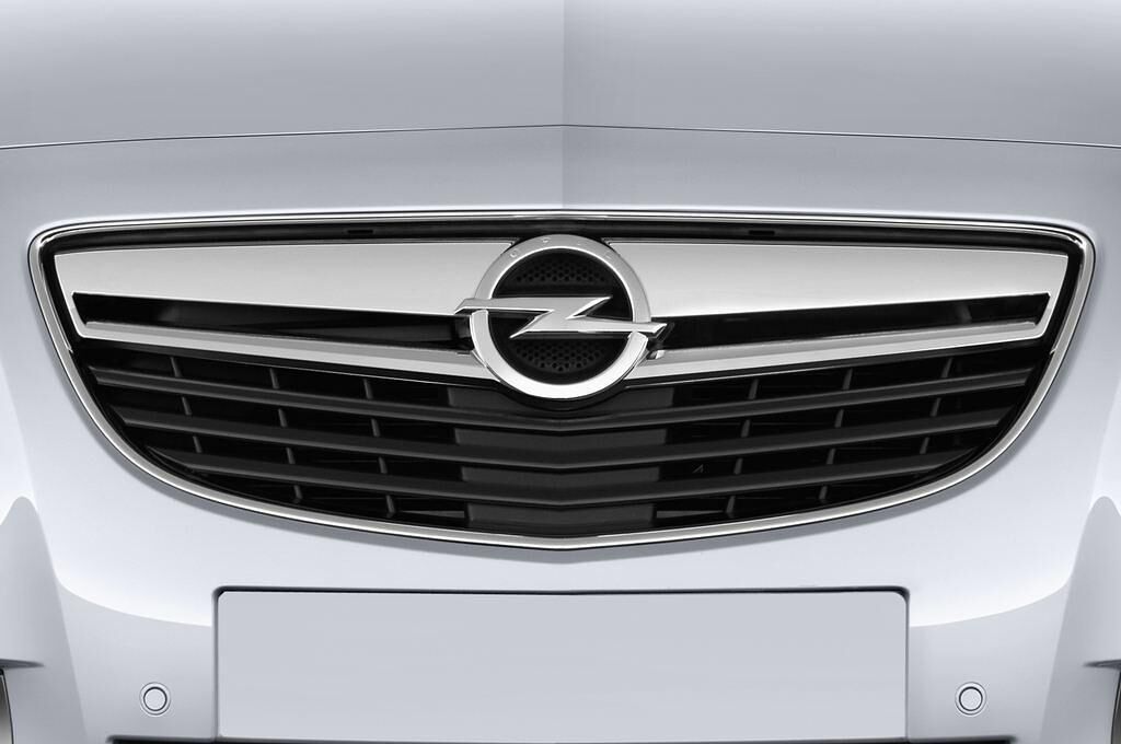 Opel Insignia (Baujahr 2013) INNOVATION 5 Türen Kühlergrill und Scheinwerfer