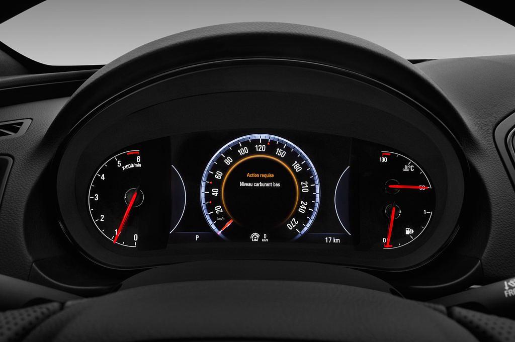 Opel Insignia (Baujahr 2016) Innovation 5 Türen Tacho und Fahrerinstrumente