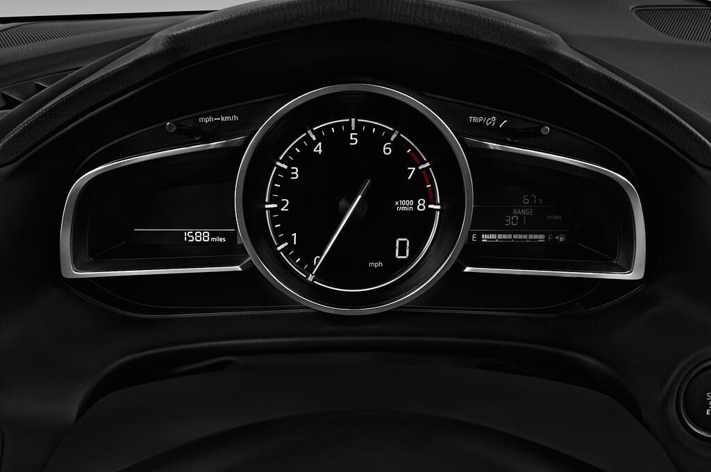 Mazda Mazda3 (Baujahr 2017) Sports-Line 5 Türen Tacho und Fahrerinstrumente