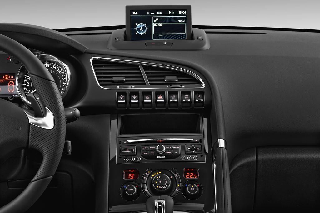 Peugeot 3008 (Baujahr 2013) HYbrid4 5 Türen Mittelkonsole