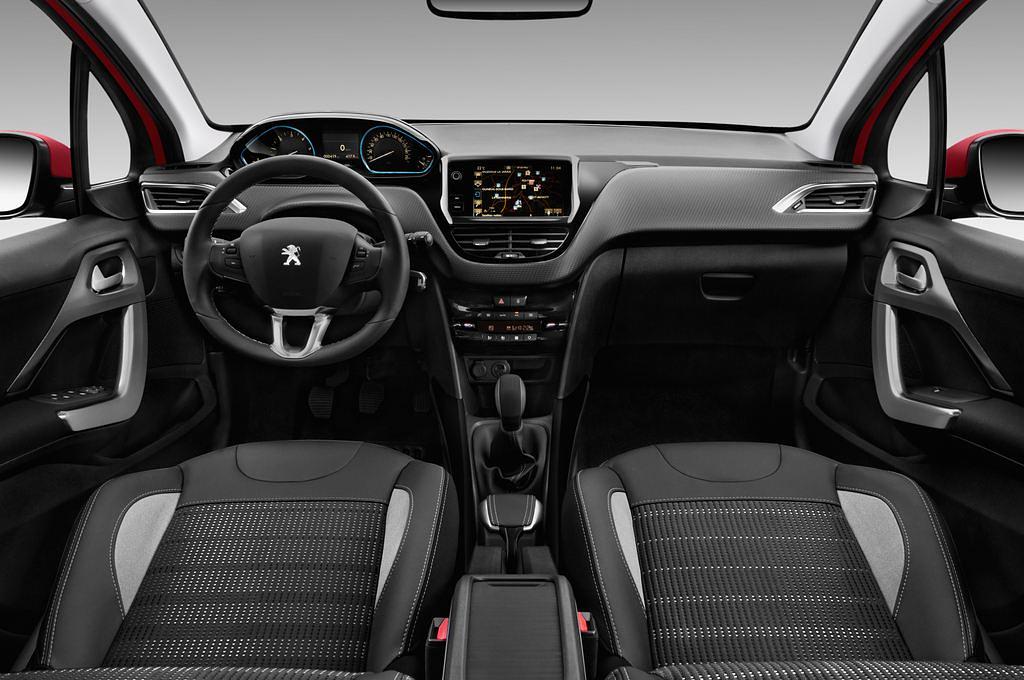 Peugeot 2008 (Baujahr 2017) Allure 5 Türen Cockpit und Innenraum