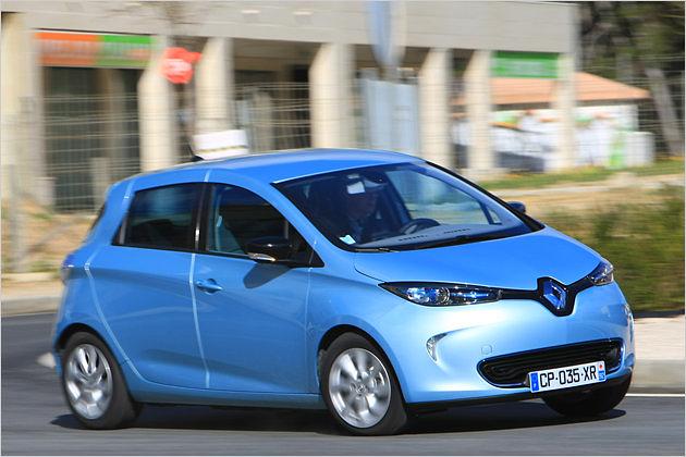 Der Renault Zoe legt sich mit relativ wenig Neigung in die Kurve