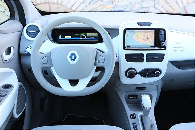 Der Fahrer blickt auf ein digitales Zentralinstrument, der Bildschirm des Multimediasystems dominiert die Mittelkonsole
