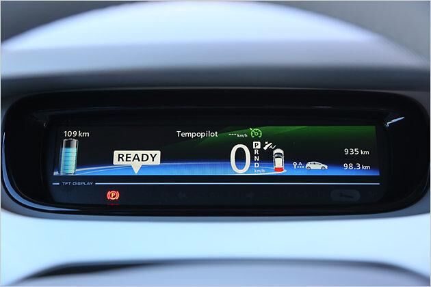 Die eingeblendeten Anzeigen geben keine Rätsel auf, "Ready" sagt uns, dass der Wagen an ist