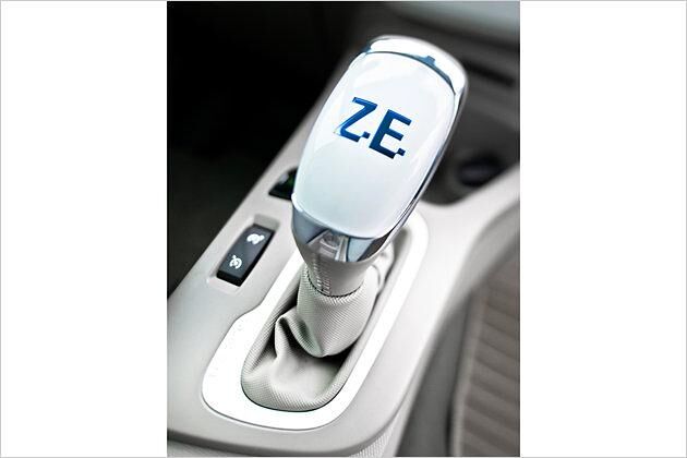 Auf dem Getriebewählhebel prangen die Buchstaben Z.E. für "Zero Emission"