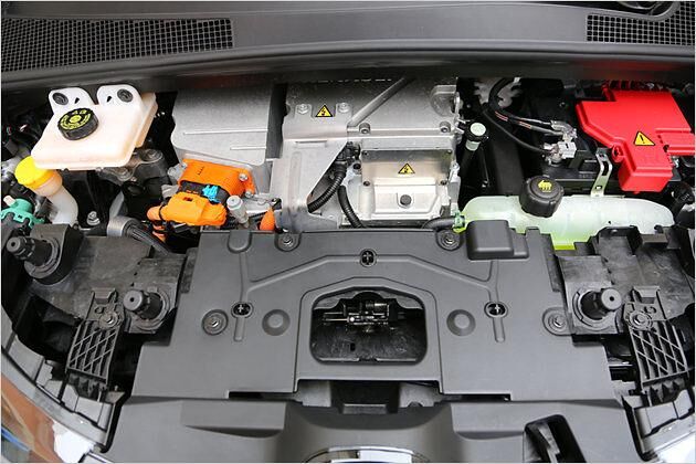 Geballte Hochvolttechnik: Unter der Motorhaube finden sich viele Warnhinweise