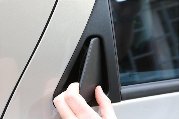 Der fummelige hintere Türöffner trägt den Daumenabdruck des Zoe-Designers