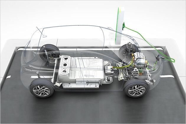 Die 290 Kilogramm schwere Batterie befindet sich unter den Sitzen und sorgt für die Stufe im Kofferraum