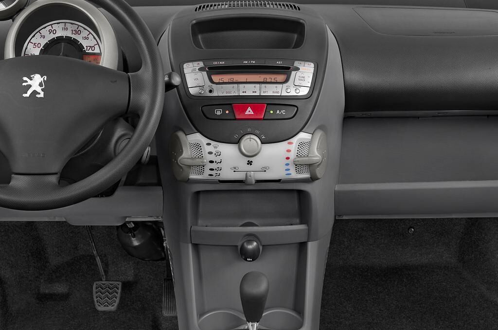 Peugeot 107 (Baujahr 2010) Filou 3 Türen Mittelkonsole