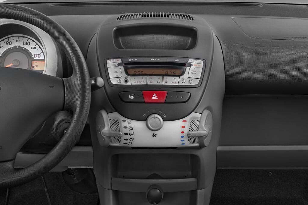 Peugeot 107 (Baujahr 2010) Filou 5 Türen Mittelkonsole