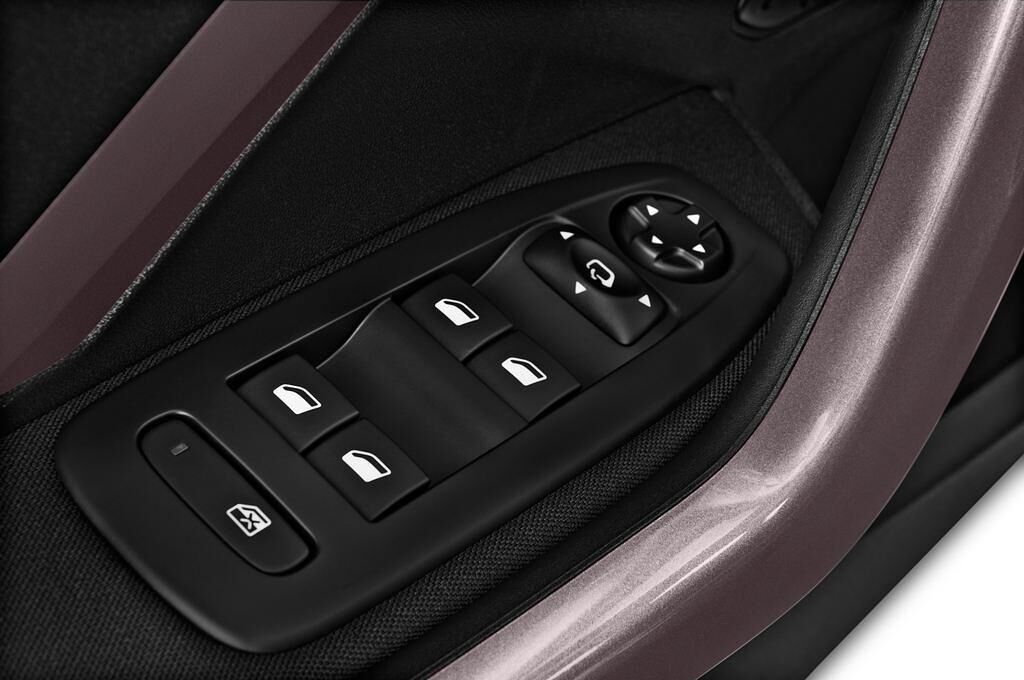 Peugeot 2008 (Baujahr 2013) Active 5 Türen Bedienungselemente Tür