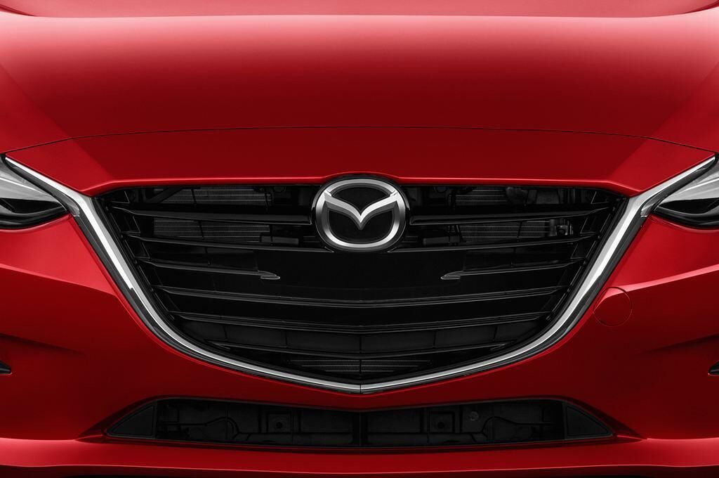 Mazda Mazda3 (Baujahr 2013) Sports-Line 5 Türen Kühlergrill und Scheinwerfer