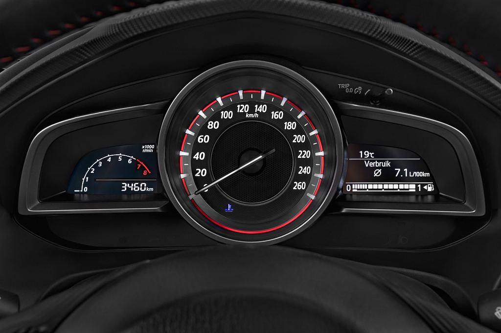 Mazda Mazda3 (Baujahr 2014) Center-Line 5 Türen Tacho und Fahrerinstrumente