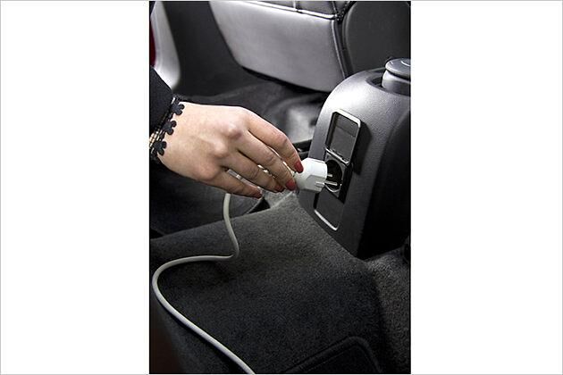 Die 230-Volt-Steckdose für die Fondpassagiere ist immer serienmäßig