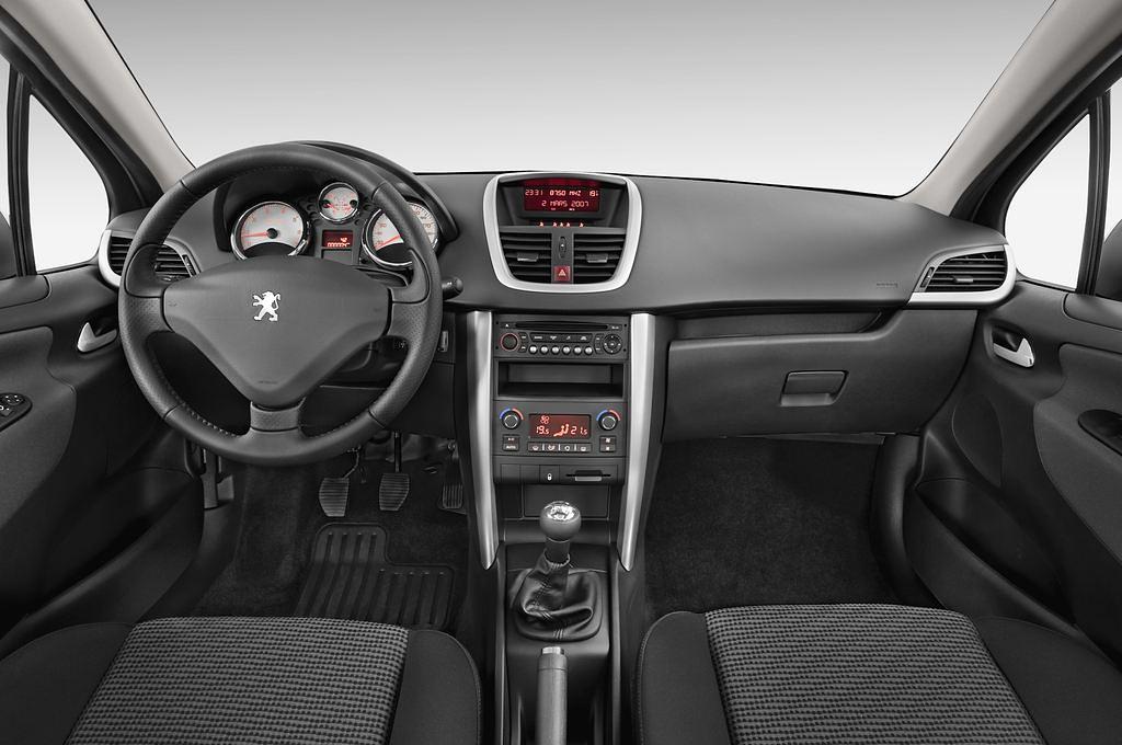 Peugeot 207 (Baujahr 2010) Premium 5 Türen Cockpit und Innenraum
