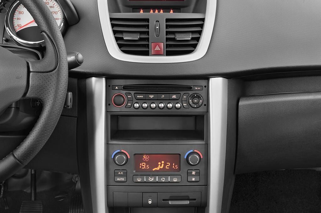 Peugeot 207 (Baujahr 2010) Premium 5 Türen Mittelkonsole