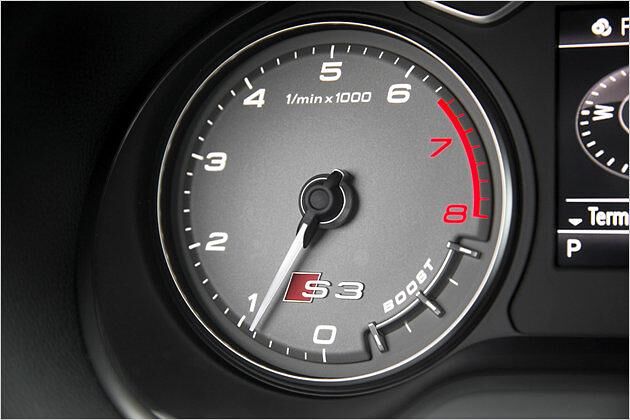 Nette Spielerei: Beim Gasgeben leuchten in der Boost-Anzeige LEDs auf