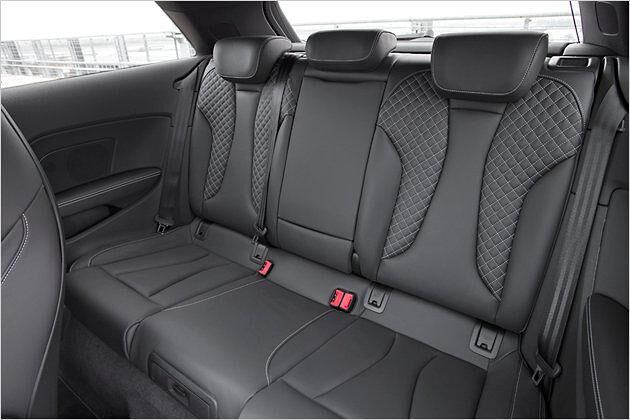 Der Fond bietet ausreichend Kopffreiheit, aber für die Knie wird es eng