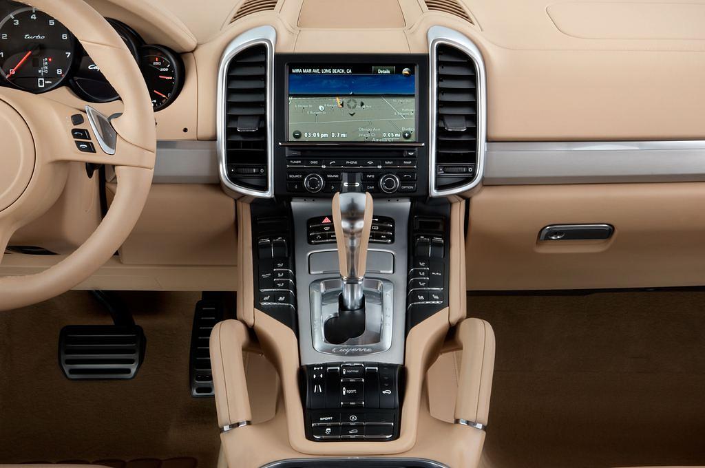 Porsche Cayenne (Baujahr 2011) Turbo 5 Türen Mittelkonsole
