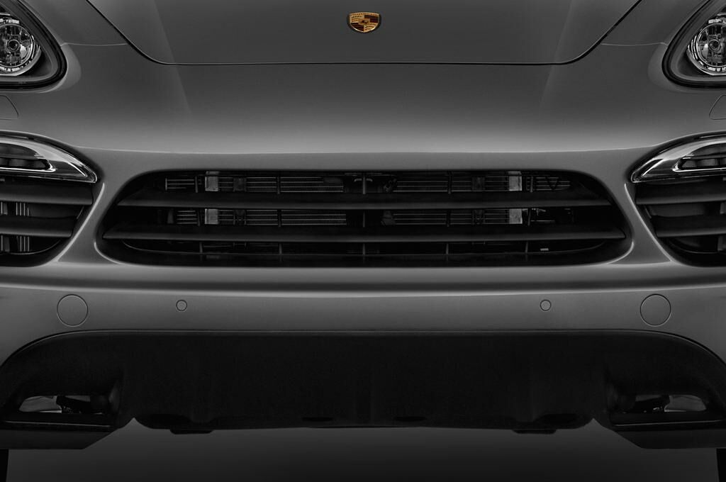 Porsche Cayenne (Baujahr 2014) 3.0 S HYBRID TIPTRONIC 5 Türen Kühlergrill und Scheinwerfer