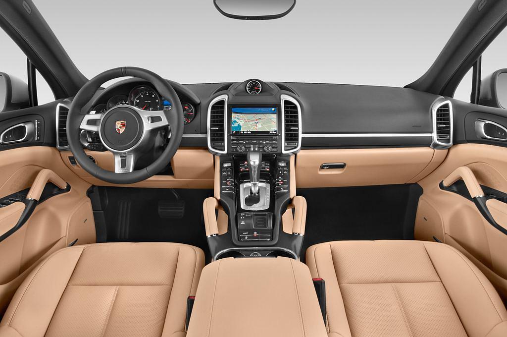 Porsche Cayenne (Baujahr 2015) 4WD AT 5 Türen Cockpit und Innenraum