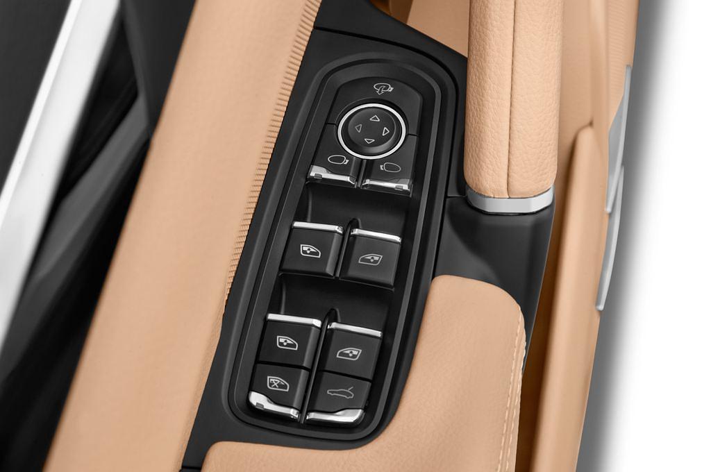 Porsche Cayenne (Baujahr 2015) 4WD AT 5 Türen Bedienungselemente Tür