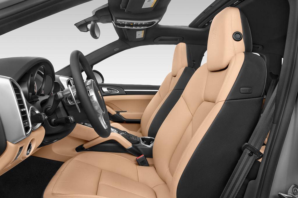Porsche Cayenne (Baujahr 2015) 4WD AT 5 Türen Vordersitze